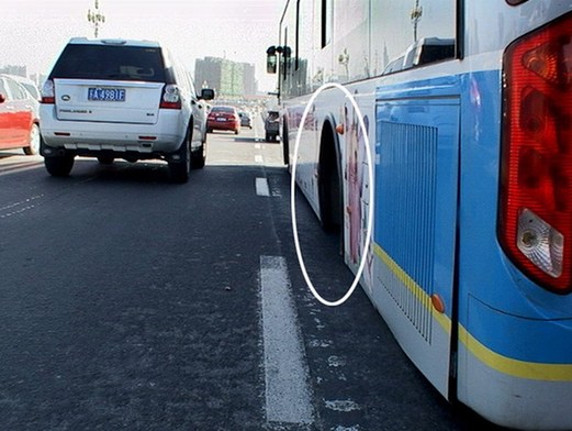 公交車(chē)行駛中跑掉兩輪胎 滿(mǎn)車(chē)乘客驚魂