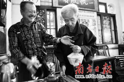 蔡松合(左)與司徒明老人。王樂(lè) 攝