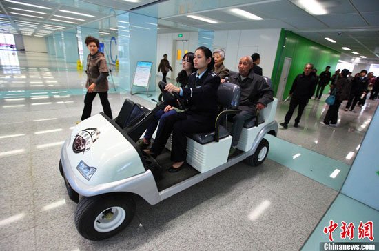 南京鼓樓醫(yī)院新樓帶停機坪 網(wǎng)友稱不如降藥費