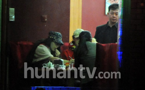 章子怡潮裝現(xiàn)身攜助理回京 吃飯玩自拍吃相不雅
