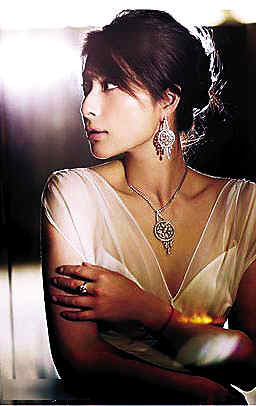 準(zhǔn)闊太郭晶晶優(yōu)雅照曝光盡顯貴氣 為嫁豪門瘋狂整容