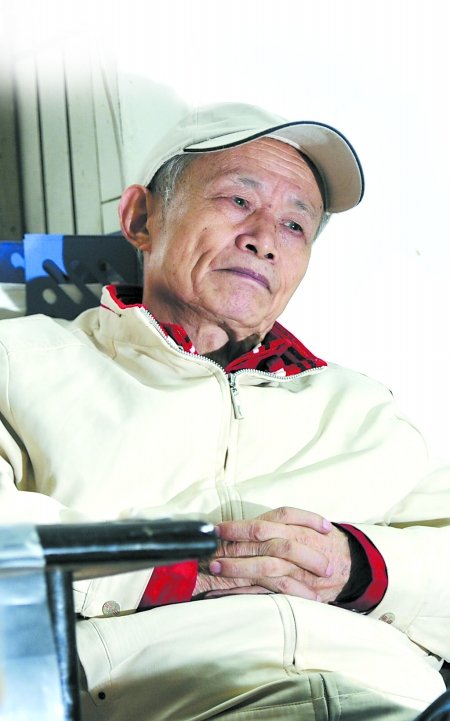 空巢老漢怕生病無人照應(yīng)免費招女生合住(圖)