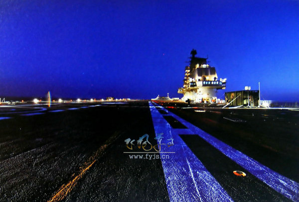 資料圖：夜間的遼寧艦。