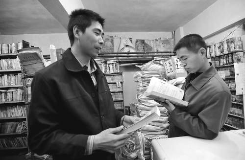 河南打工小伙馬輝在烏魯木齊一間200多平方米的地下室里，自辦“打工者書屋”，專門為打工者提供租書、看書服務(wù)。朱翊攝