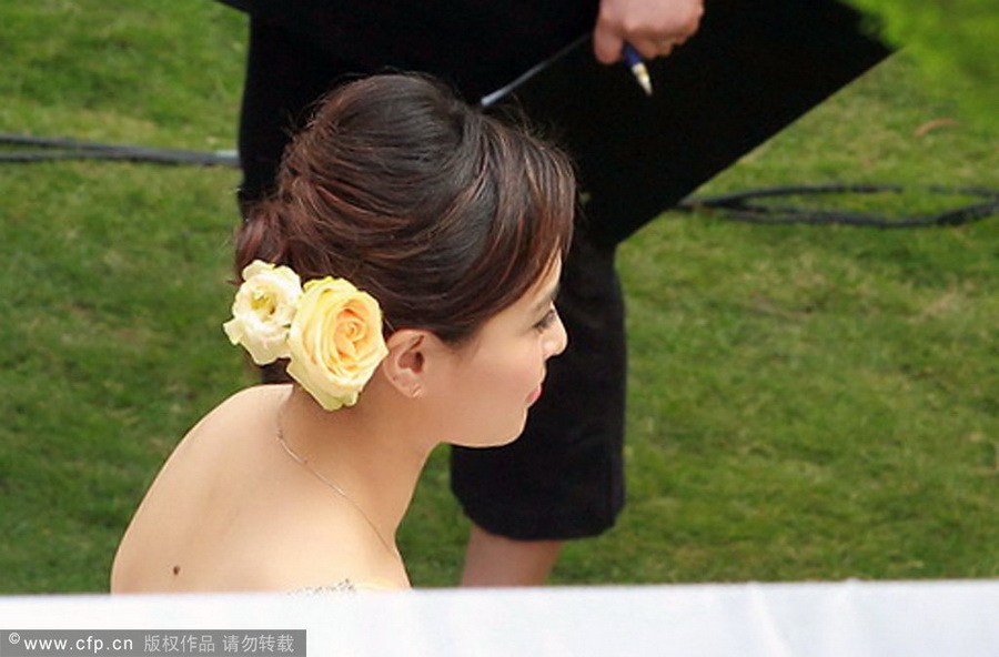郭晶晶、霍啟剛注冊結(jié)婚 郭晶晶父母現(xiàn)身吳敏霞領(lǐng)銜伴娘團