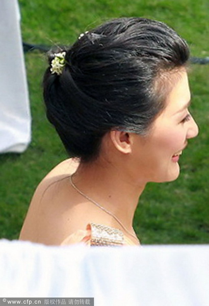 郭晶晶、霍啟剛注冊結(jié)婚 郭晶晶父母現(xiàn)身吳敏霞領(lǐng)銜伴娘團(tuán)