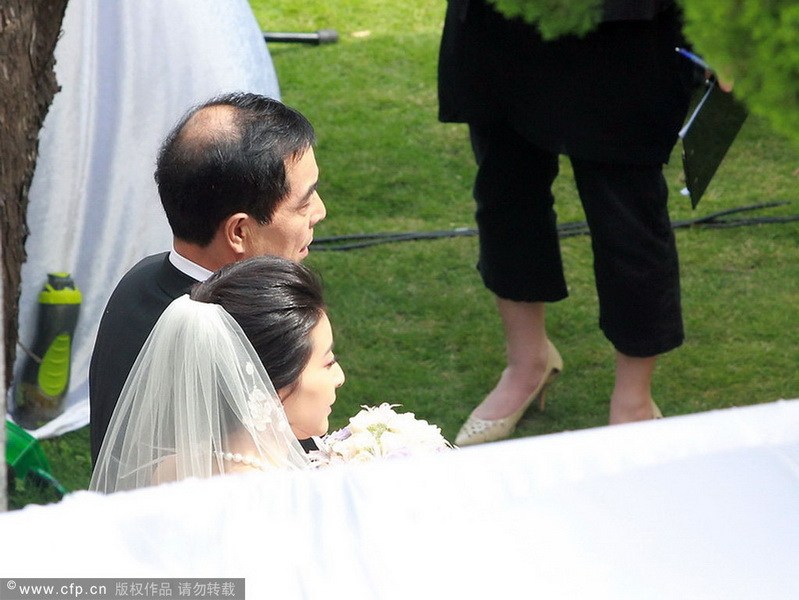 郭晶晶、霍啟剛注冊結(jié)婚 郭晶晶父母現(xiàn)身吳敏霞領(lǐng)銜伴娘團(tuán)