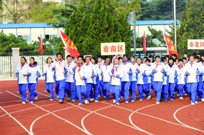 青島百萬(wàn)中小學(xué)生開(kāi)始冬季長(zhǎng)跑 高中男生跑3千米