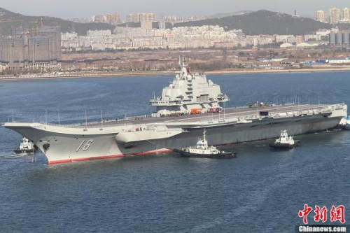 10月30日10時20分，中國航母“遼寧艦”?？吭谶|寧省大連港碼頭，完成了其正式交接入役后的首次出海。圖為當(dāng)日向大連港碼頭駛?cè)氲?#8220;遼寧艦”。<a target=&apos;_blank&apos; href=&apos; align=