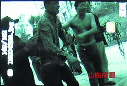 目擊者拍下來的救孩子的老人（右）。