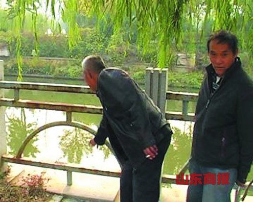 目擊者給記者指認(rèn)孩子落水的位置。