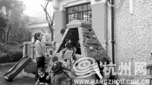 上海一所公辦幼兒園內(nèi)，老師看護著孩子們做游戲。 見習記者 劉彥朋 攝