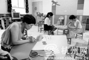 浙江一所幼兒園內(nèi)，老師們裝扮教室，迎接小朋友們到來。