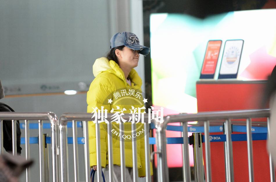 “好聲音”丁丁現(xiàn)身機(jī)場(chǎng)顯憔悴 瓜子皮亂扔無視環(huán)境