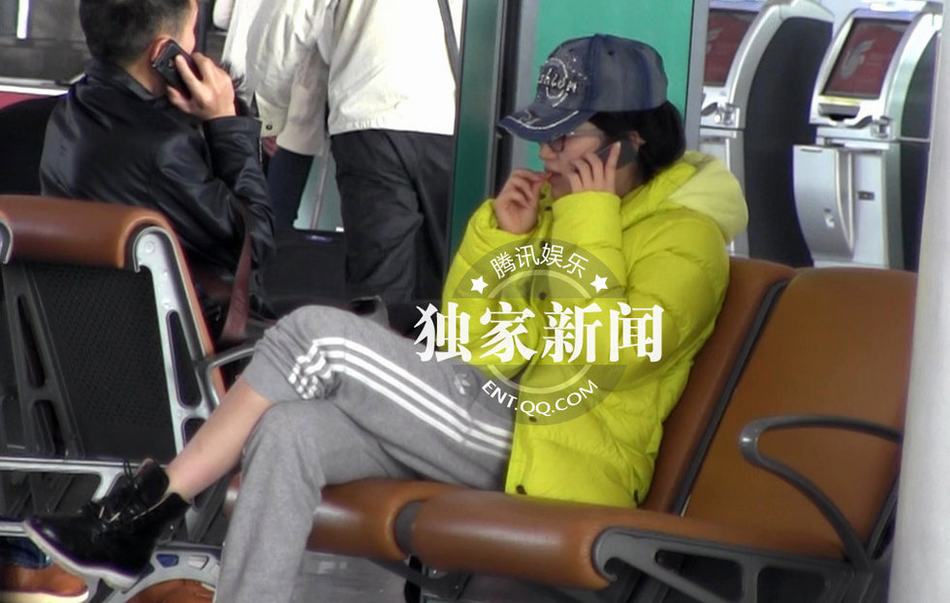 “好聲音”丁丁現(xiàn)身機場顯憔悴 瓜子皮亂扔無視環(huán)境