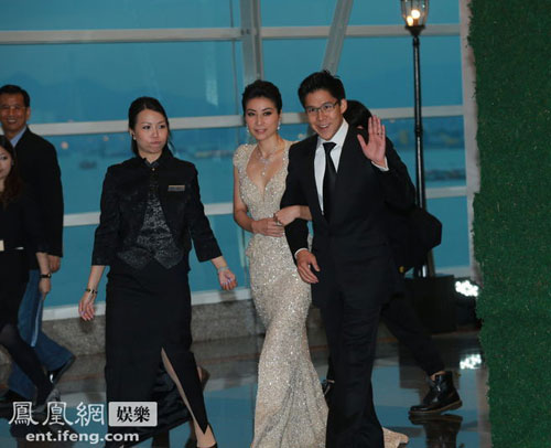 郭晶晶霍啟剛婚后第一次公開亮相，郭晶晶深V裝現(xiàn)身。