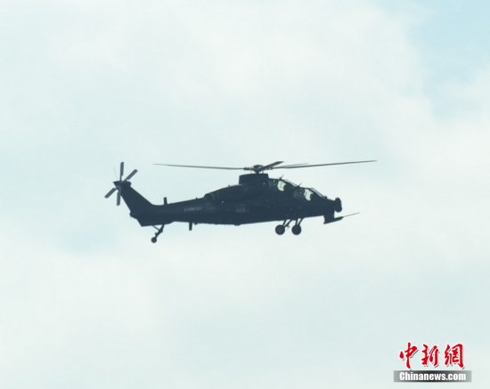 武直10現(xiàn)身珠海航展上空。陳海峰攝