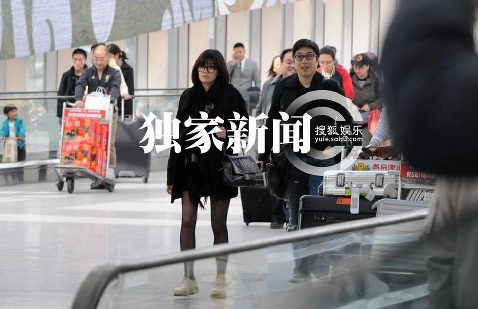 賈靜雯與同性密友孔菁蘋出街抵京 酒店熱聊 賈靜雯與同性密友孔菁蘋出街抵京 酒店熱聊