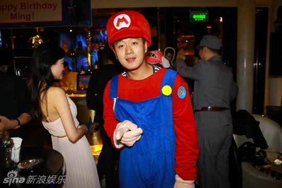 黃曉明生日派對化身蝙蝠俠 范冰冰劉亦菲到場未見女友Baby