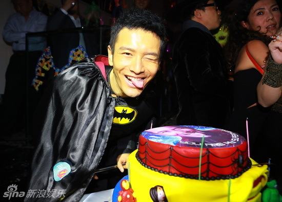黃曉明生日派對(duì)化身蝙蝠俠 范冰冰劉亦菲到場(chǎng)未見(jiàn)女友Baby