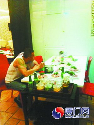 “豬肝哥”獨坐餐桌前，面前擺了5盤豬肝。
