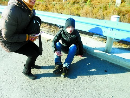 男子高速路上跳車(chē) 自稱“感覺(jué)有東西附體”(圖)