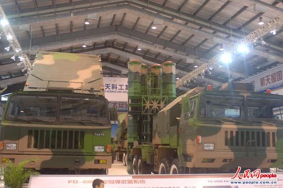 FD-2000導(dǎo)彈發(fā)射車與相配備的雷達(dá)車。攝影：閆嘉琪