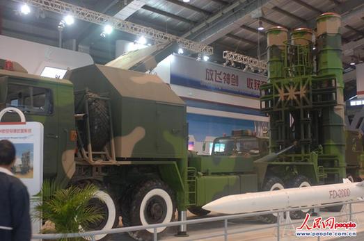 FD-2000中遠(yuǎn)程防空導(dǎo)彈亮相珠海航展現(xiàn)場(chǎng)。攝影：閆嘉琪