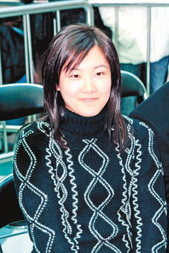 圖揭伏明霞12年名媛豪門奢華內(nèi)幕：有菲傭 仍下廚