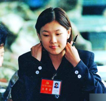 圖揭伏明霞12年名媛豪門奢華內(nèi)幕：有菲傭 仍下廚