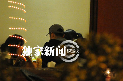 于小偉忘舊情攜手兩美女一同吃飯 抽煙耳語(yǔ)顯曖昧