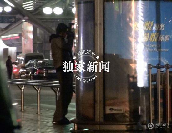劉謙攜嫩模女友王希怡回京 機(jī)場(chǎng)瞄辣妹女友吃醋
