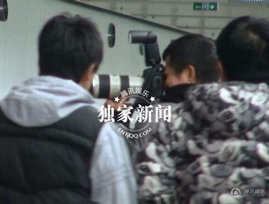 劉謙攜嫩模女友王希怡回京 機場瞄辣妹女友吃醋