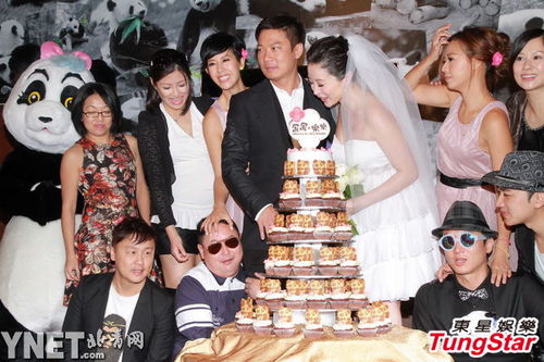 湯盈盈和錢嘉樂強(qiáng)大的伴娘伴郎團(tuán)