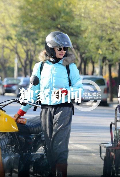愛戴與神秘男騎機(jī)車狂飆出車禍 倒地不起電話求救