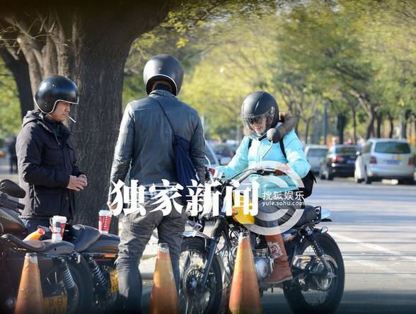 愛戴與神秘男騎機(jī)車狂飆出車禍 倒地不起電話求救