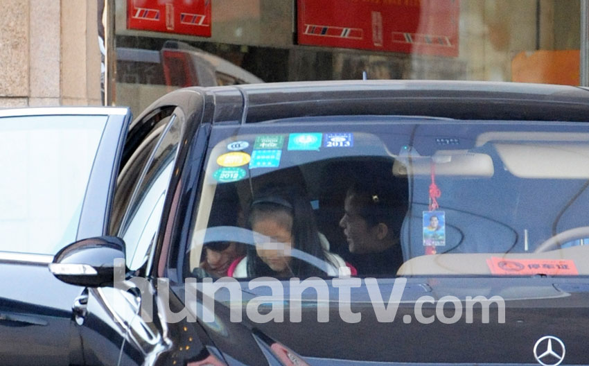 陳坤同家人吃飯父愛(ài)大爆發(fā) 抱小蘿莉秀親密