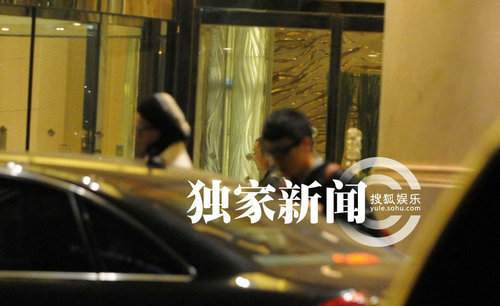 波神彭丹現(xiàn)身夜店狂歡 與神秘男士駕車(chē)同回香閨