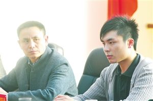 兒子周成程要參軍，父親周奇迪（左一）很是支持