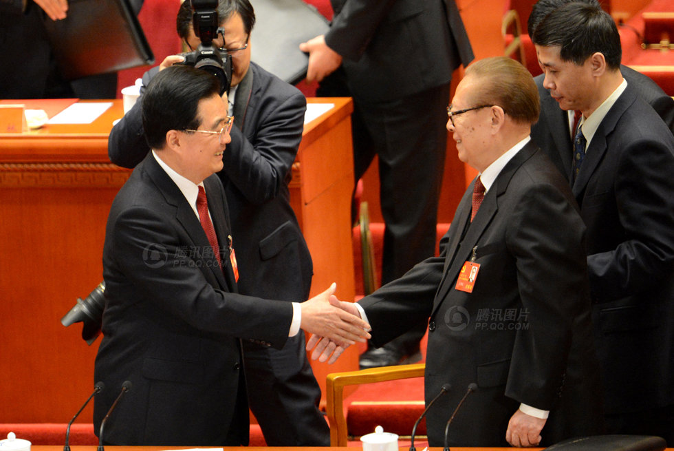 大會閉幕后，胡錦濤與江澤民握手。