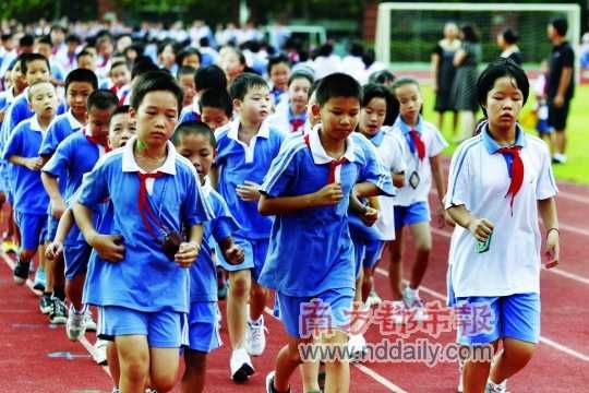 調(diào)查顯示深圳學(xué)生體質(zhì)逐年下降，跑步對不少學(xué)生來說不是一件輕松的事。南都記者 王子榮 攝