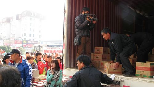 2萬(wàn)斤愛(ài)心梨2小時(shí)賣(mài)光 水晶梨折射市民水晶心