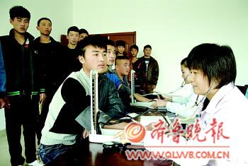 適齡青年正在體檢。本報記者黃廣華攝