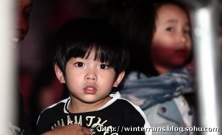 46歲任賢齊漂亮老婆陳則妤背景曝光 一對兒女可愛逗趣