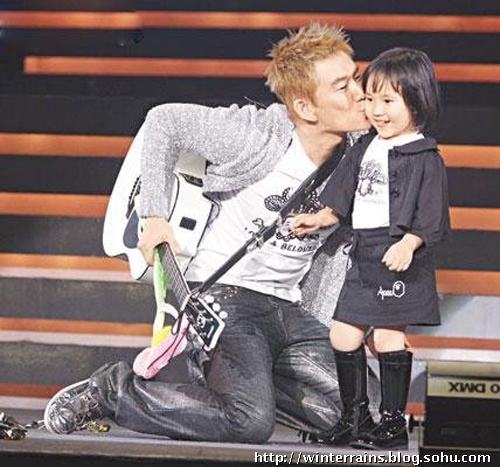 46歲任賢齊漂亮老婆陳則妤背景曝光 一對(duì)兒女可愛逗趣