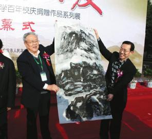 17日上午，曾擔任鄧小平辦公室警衛(wèi)秘書的張寶忠中將（左）向廣安市政府贈送書畫作品。