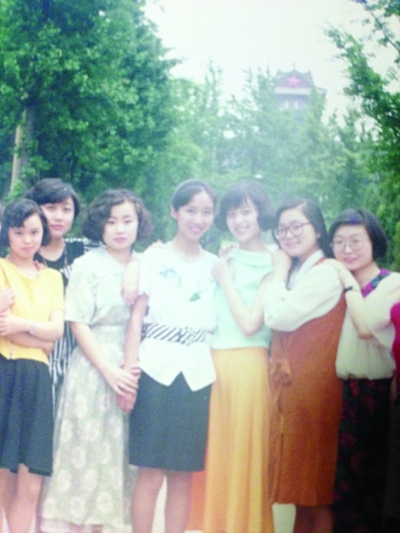 大學(xué)時(shí)代的華春瑩（右二）。