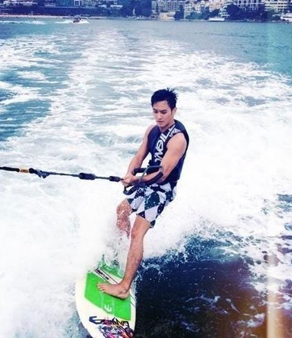 趙雅芝三子被曝情史糜爛 與女星親密合照流出(組圖)