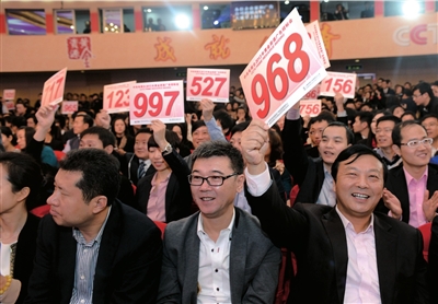 昨天，在央視2013年黃金資源廣告招標(biāo)競(jìng)購(gòu)大會(huì)現(xiàn)場(chǎng)，企業(yè)代表舉牌競(jìng)標(biāo)。圖/CFP