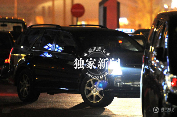 王學兵深夜攜新女友回家